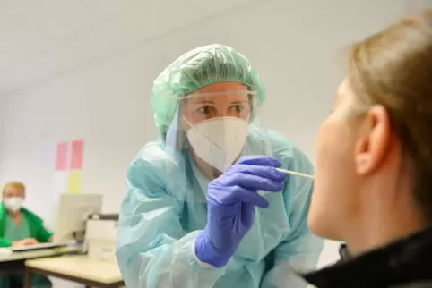 Bis zu 800 Personen werden täglich in der Infektionsambulanz des Klinikums betreut, sagt eine Sprecherin des Krankenhauses. 