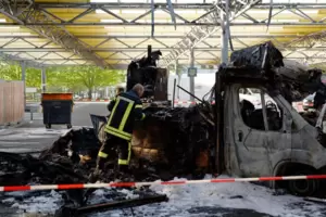 Ein Brandermittler der Polizei untersucht die Überreste des abgebrannten Reibekuchenwagens von Schauspieler Willi Herren. 