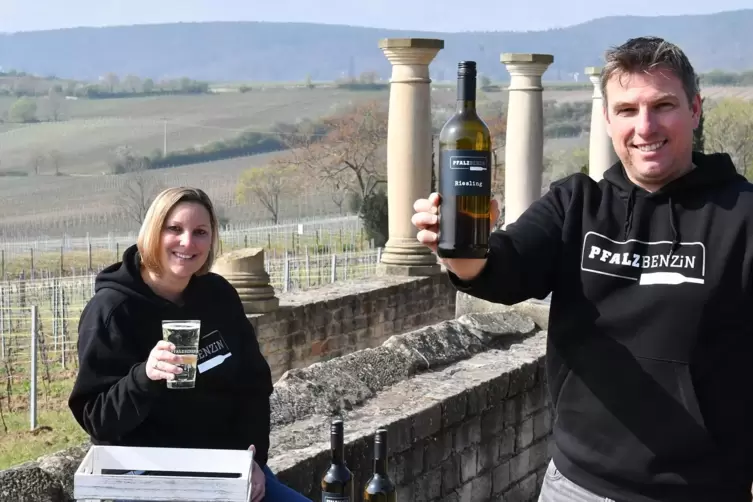 Stefanie und Jörg Grubert haben mit „Pfalzbenzin“ ihre eigene Weinmarke geschaffen. 