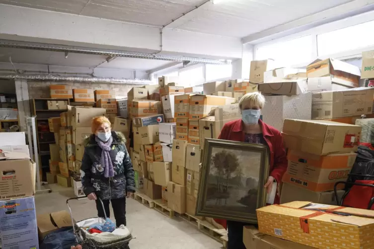 Noch lagern die Kisten des Deutsch-Amerikanischen und Internationalen Frauenclubs im Keller – hier mit Helga Bäcker (links) und 