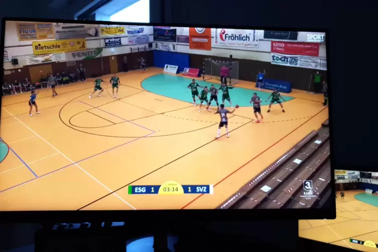 Handball auf zwei Computer-Bildschirmen statt in der Halle: Die beiden Live-Kommentatoren des hessischen Gastgebers ESG Gensunge