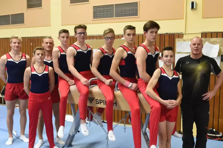 Christian Eberle (Dritter von rechts) geh&ouml;rt zum Drittliga-Team des TB Oppau. 
