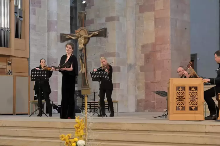 Ein „Kleines Magnificat“, gesungen von Annemarie Pfahler, stand im Mittelpunkt der ersten Maiandacht im Dom. 