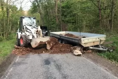 Die Straße musste vom Bauschutt befreit werden.