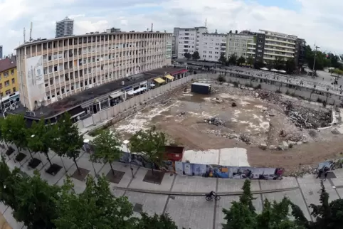 Seit dem Abriss der „Tortenschachtel“ im Jahr 2015 klafft ein großes Loch auf dem Berliner Platz.