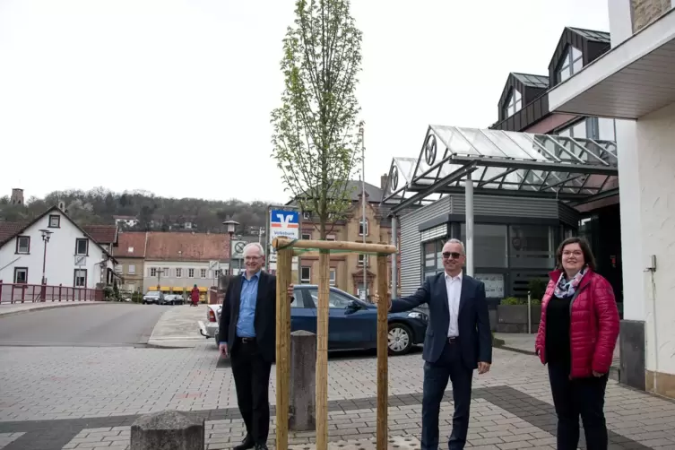 Die Volksbank- Vorstände Joachim Wagner (links) und Harald Gabriel mit Stadtbürgermeisterin Isabel Steinhauer-Theis. 