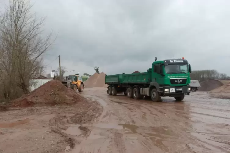 Lastzüge mit Kies – von den Firmen in Kuhardt und Leimersheim – sollen ebenso die Baustraße benutzen dürfen wie der Baustellenve