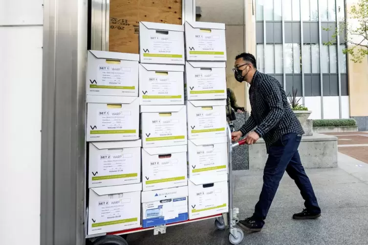 Gerüstet für einen langen Kampf: Anwälte von Apple bringen kistenweise Dokumente ins Gerichtsgebäude in Oakland.