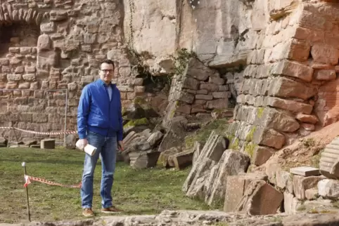 Thomas Becker auf der Burg Nanstein: Noch in diesem Jahr sollen die Arbeiten an dem touristischen Aushängeschild Landstuhls begi