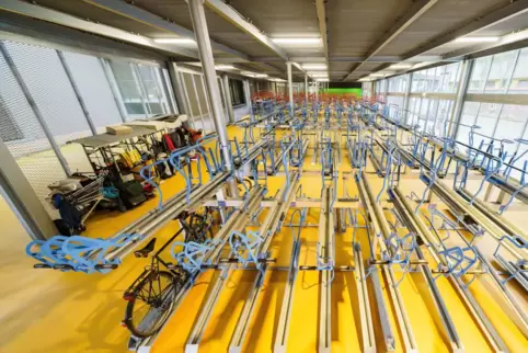 Am Mainzer Hauptbahnhof hat ein Fahrradparkhaus eröffnet. 