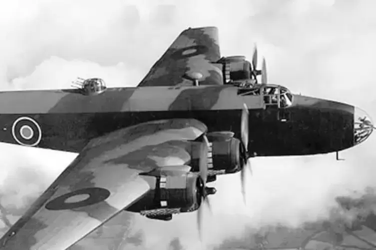 Ein britischer Halifax-Bomer. Ludwigshafen erlebte 124 Luftangriffe.