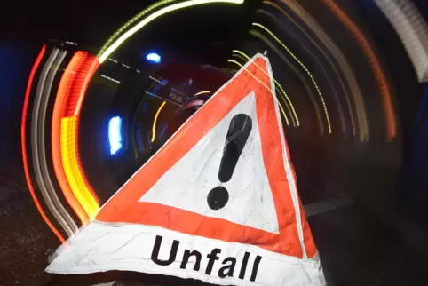 Die Fußgänger haben den Unfallort verlassen. 