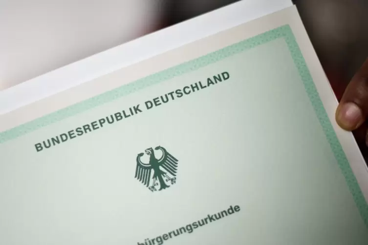  In Deutschland lassen sich bislang vergleichsweise wenige Ausländer einbürgern.