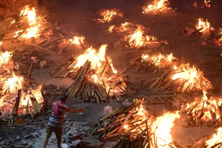 Überall in Indien brennen die Feuer in den Krematorien. Inzwischen wird das Holz knapp. 