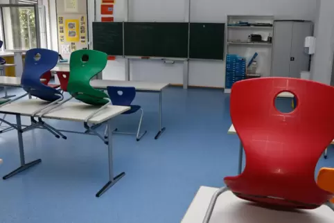 Bunt ist in dieser Schule momentan wegen der Inzidenzzahlen eher das Mobiliar als der Schulalltag. Die ständige Umstellung zwisc