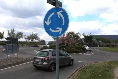 Die Fahrbahnerneuerung am Kreisel Weinstraße/Villastraße/Landauer Weg wird voraussichtlich neun Wochen dauern.