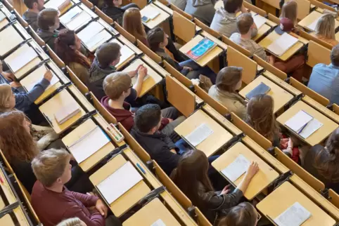 Das waren noch Zeiten, als Erstsemester an der Universität Koblenz-Landau im großen Hörsaal begrüßt wurden. 