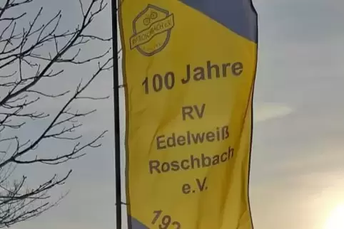 Die Fahne oben auf dem Radfahrerplatz. 