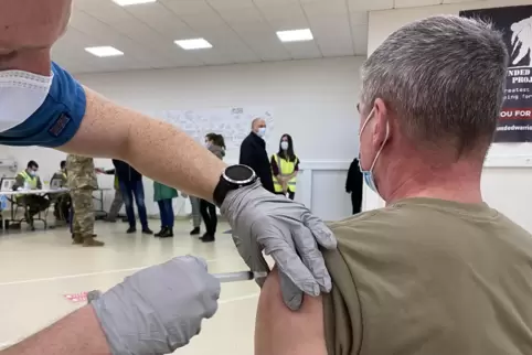 Michael Greb, Zivilangestellter bei der Militärpolizei, erhält seine Impfspritze. 