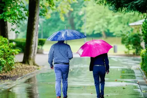 In den kommenden Tagen sollte der Regenschirm immer dabei sein. 
