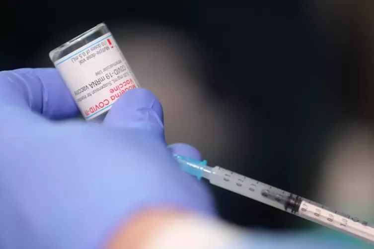 Zwei Tage lang hat ein Arzt über die Internet-Plattform Impftermine mit Astrazeneca „zu verschenken“ an Menschen über 60 Jahre a
