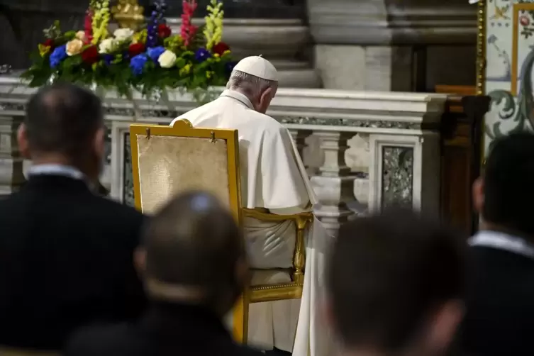 Papst Franziskus beim Gebet in der Gregorianischen Kapelle des Petersdoms in Rom. 