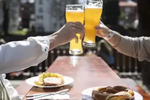 Wenn die Außengastronomie wieder öffnet, brauchen Geimpfte und Genesene keinen Corona-Test vorlegen. Wenn die Außengastronomie wieder öffnet, brauchen Geimpfte und Genesene keinen Corona-Test vorlegen.