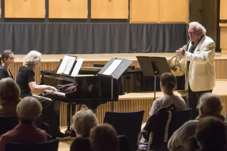 Im Oktober 2020: Die Pfälzische Musikgesellschaft gibt ein Konzert im SWR-Saal. Mit dabei ist Professor Peter Arnold am Horn (re