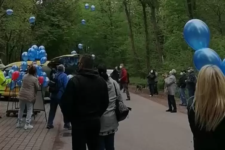 Luftballonaktion vor dem Naturfreundehaus Kandel.