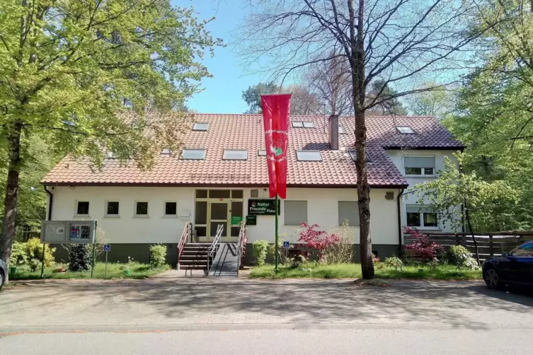 Vor dem Naturfreundehaus haben sich 60 bis 70 Menschen mit Luftballons getroffen. 