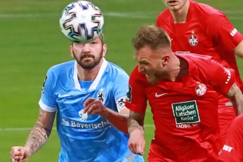 Kopfsache: Ex-Löwe Tim Rieder (rechts) gegen Löwen-Routinier Sascha Mölders. 