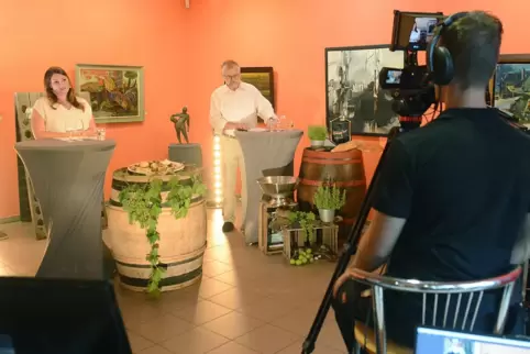 Vermittelten Wein-Wissen via Netz in alle Welt: Weinhoheit Barbara Wollschied und Moderator Udo Bamberger. Eine virtuelle Verkos