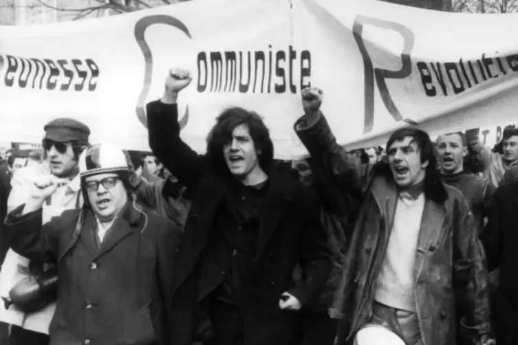 Der Dichter als Demonstrant: Erich Fried (links mit Helm) mit Studentenführer Rudi Dutschke (rechts, mit erhobener Faust) in Ber