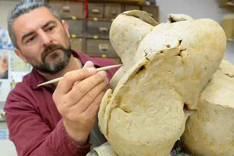 Eine Woche lang in Ruhe gemeinsam mit anderen Keramikkünstlern in Deidesheim arbeiten, so wie hier der Ungar Simon Zsolt Jozsef 