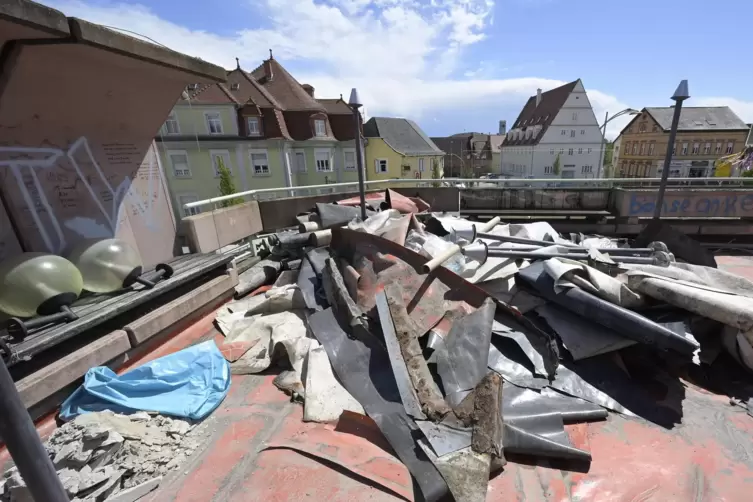 Leider nicht dicht: Der Belag auf der Dachterrasse der Neuen Pforte wird abgerissen und erneuert. 