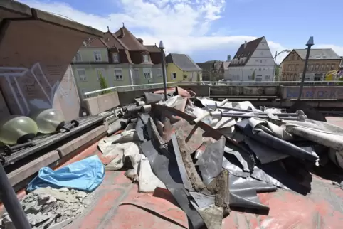Leider nicht dicht: Der Belag auf der Dachterrasse der Neuen Pforte wird abgerissen und erneuert. 