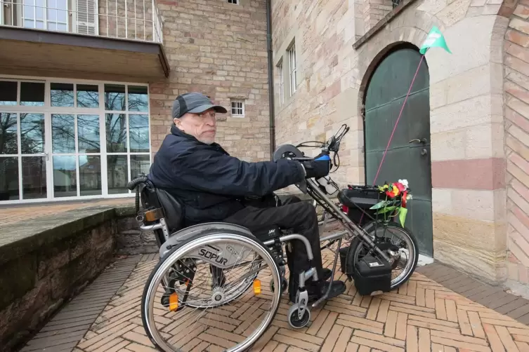 Hier an der Bernhardskirche: der Behindertenbeauftragte des Bistums Speyer, Stefan Dreeßen. 