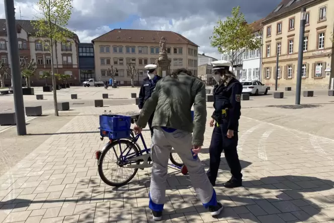 Das Lastenfahrrad ist verkehrstüchtig, Bremsen, Licht und alles andere ist in Ordnung.