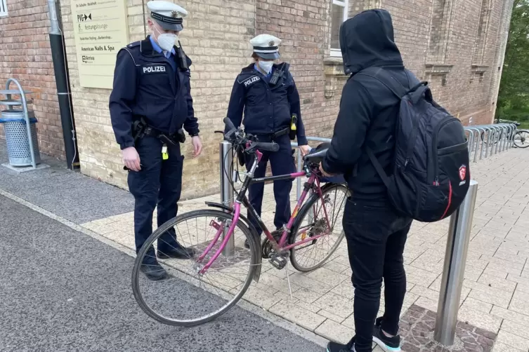 Wegen des Regens hat dieser Radler sein Ersatzfahrrad genommen &ndash; doch funktioniert hier eine Bremse nicht und auch die Reflektor