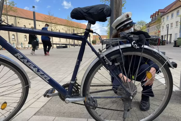 An dem Fahrrad funktionierte das angebaute Licht nicht und Reflektoren fehlten. 