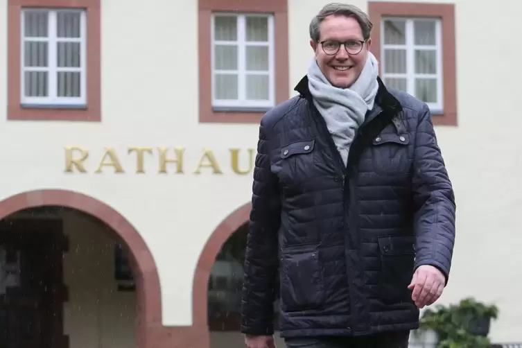 Foto aus dem Wahlkampf: Alexander Schweitzer Anfang Februar vor dem Annweilerer Rathaus.