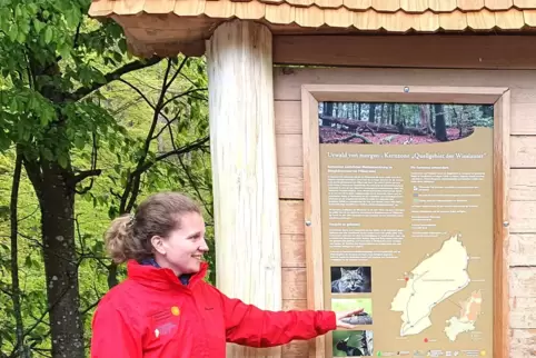 Friedericke Weber, Direktorin des Biosphärenreservates Pfälzerwald, präsentiert die Infotafel bei der Burg Gräfenstein. 