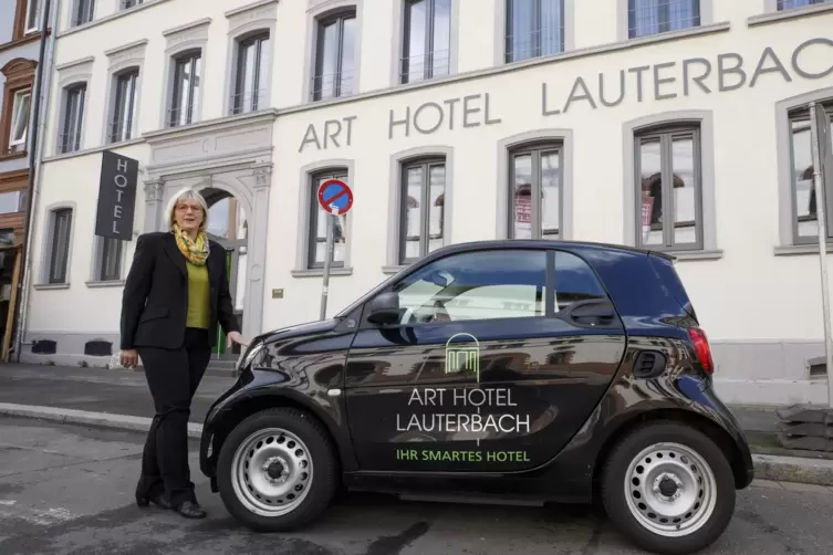 Sybille Lauterbach vor einem der neuen Elektro-Smarts. Gäste des „Art Hotel Lauterbach“ sollen damit – nach Corona – die Umgebun