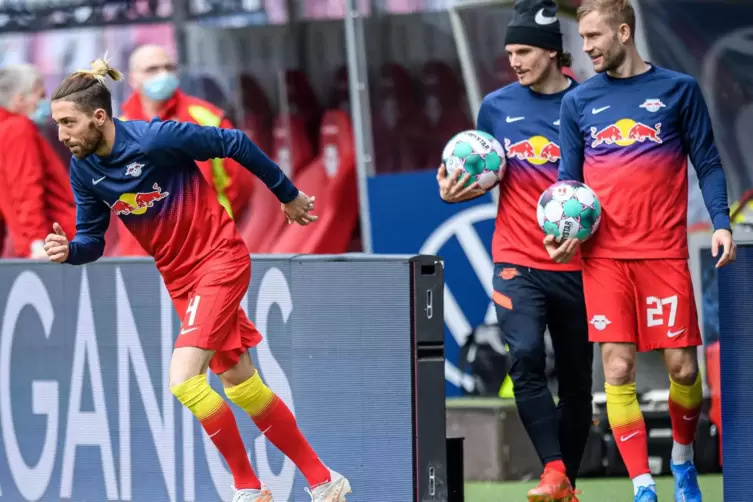 Leipzigs Kevin Kampl, Marcel Sabitzer und Konrad Laimer (von links) w&auml;rmen sich vor dem 2:0 gegen Stuttgart auf. 
