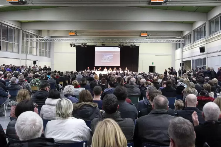 Turnhalle der AfA: Das Bild zeigt eine Bürgerversammlung 2018; heute ist dort ein Quarantänebereich. 