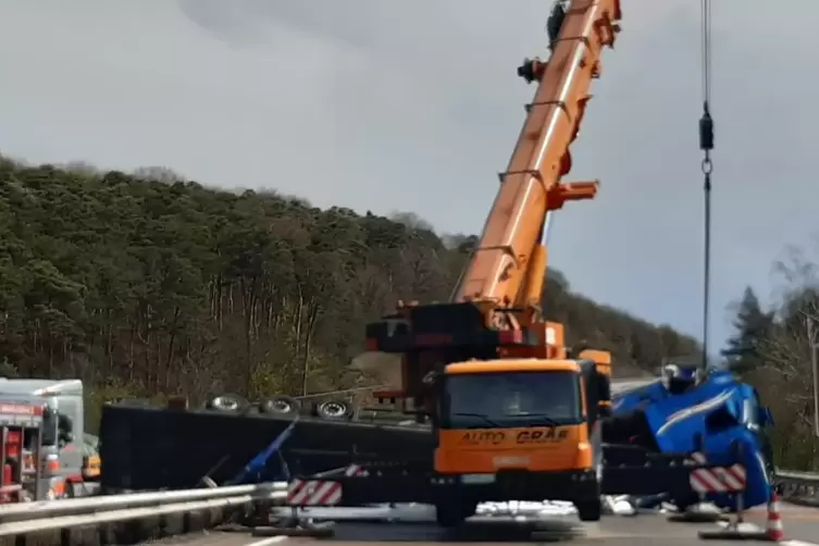 Während der Aufräumarbeiten nach einem Lkw-Unfall war die A6 zwischen Enkenbach-Alsenborn und Wattenheim 15 Stunden lang gesperr