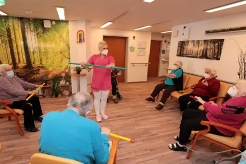 Im DSK-Seniorenheim in Eisenberg sind auch Übungen in der Gruppe möglich: Hier macht Alltagsbegleiterin Elisabeth Held Übungen m