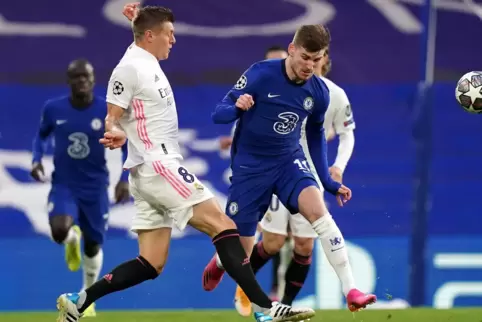 Real Madrids Toni Kroos (links) und Chelseas Timo Werner kämpfen um den Ball.
