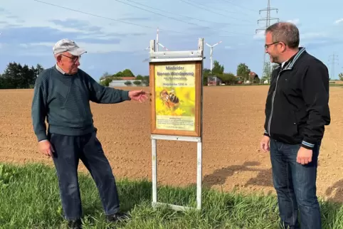 Imker Werner Nungesser (links) stellt den Minfelder Bienen-Wanderweg Ortsbürgermeister Martin Volz vor.