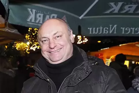 Anders als auf diesem Foto vom Weihnachtsmarkt 2016 ist Walter Hüther bei der Entscheidung des Gemeinderats gar nicht zum Lachen